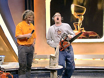 Andreas mit Mikrofon, Stefan Raab mit Kettensäge beim Solo