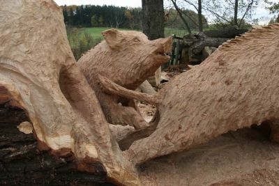 Sauengruppe mit der Kettensge geschnitzt